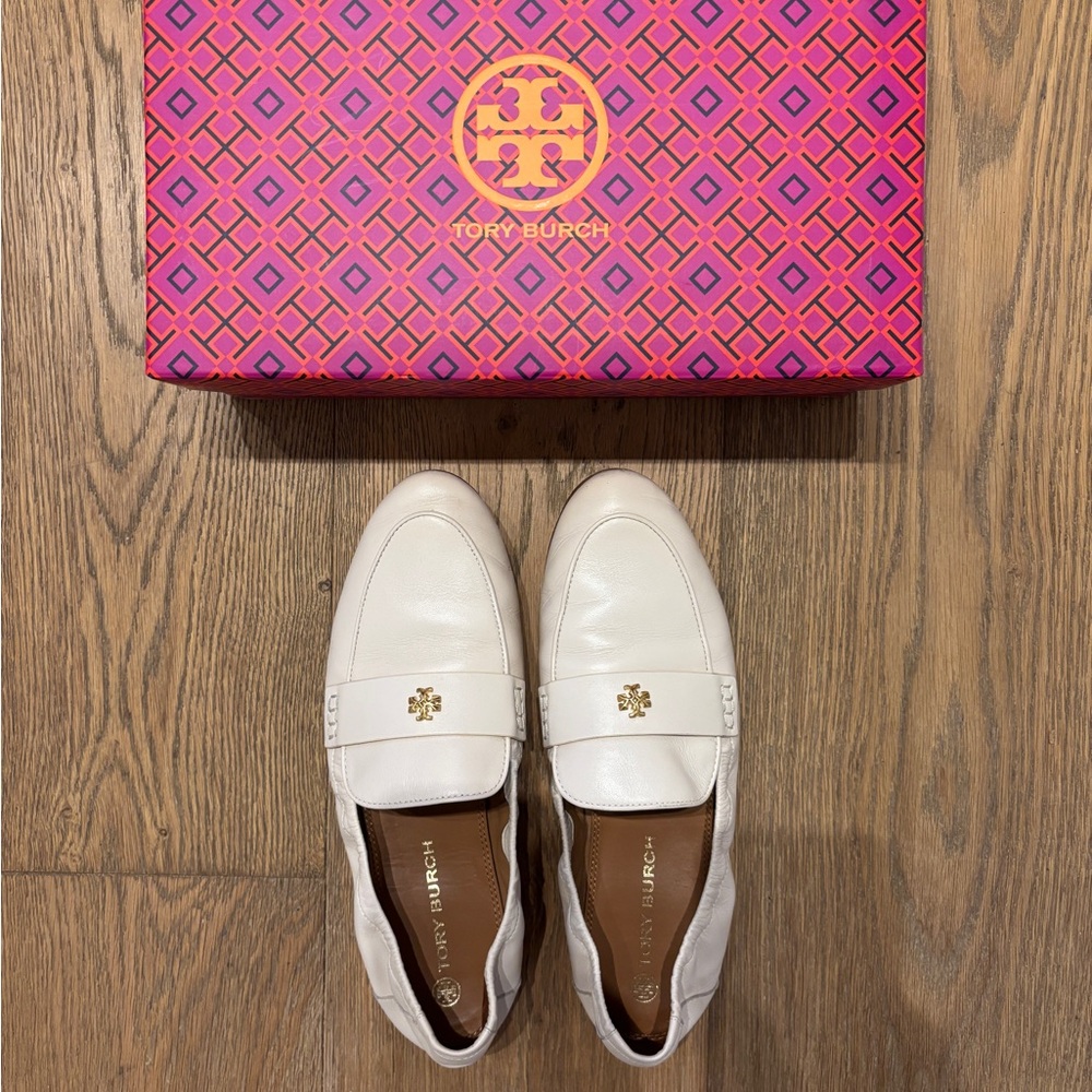 Tory Burch Cream Leather Loafers with Gold Emblem